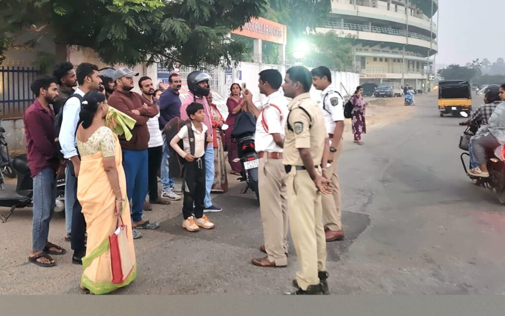 మధురవాడలో ట్రాఫిక్ పోలీసుల స్పెషల్ డ్రైవ్.