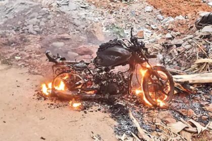 కుమారుడి బైక్‌ను తగలబెట్టిన తండ్రి