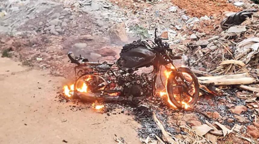 కుమారుడి బైక్‌ను తగలబెట్టిన తండ్రి