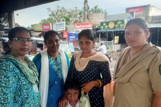 తల్లి కొడుకుల ఆకలి తీర్చిన ఖాకీ హృదయాలు