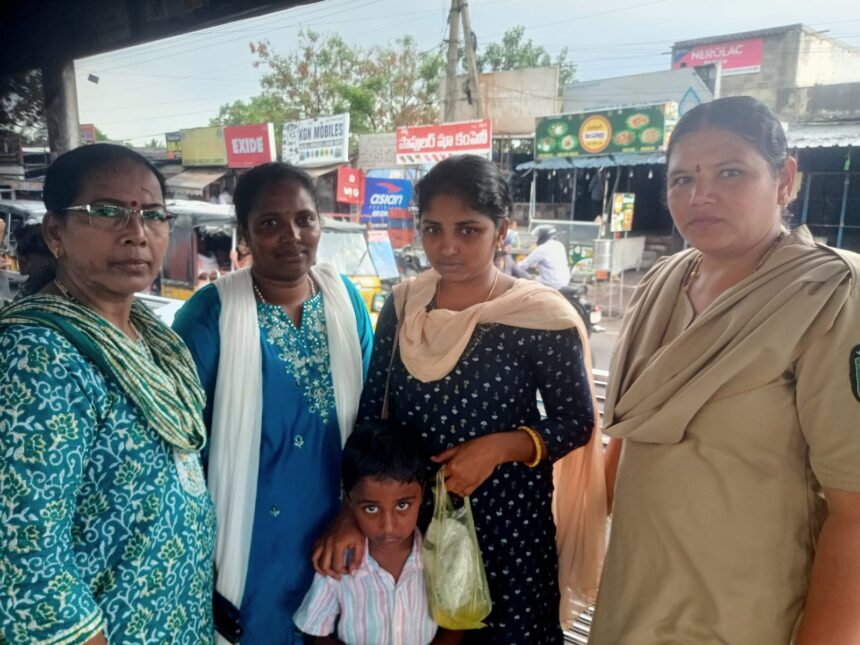 తల్లి కొడుకుల ఆకలి తీర్చిన ఖాకీ హృదయాలు