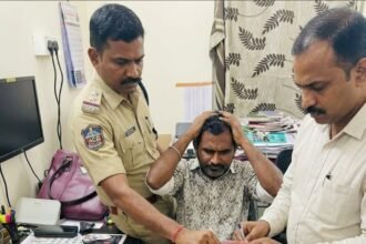 విశాఖలో లంచం తీసుకుంటూ ఏసీబీకి చిక్కిన జీవీఎంసీ ట్యాక్స్ కలెక్టర్