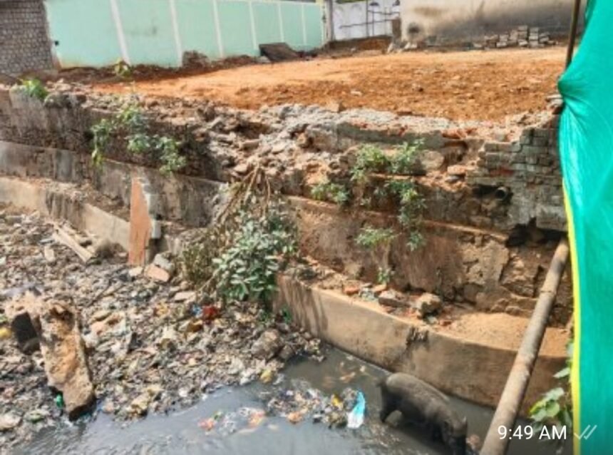కాలువ మింగేసి.. కట్టడాలు లేపేసి!