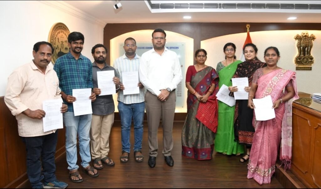 జీవీఎంసీలో 25 మంది ఉద్యోగులకు పదోన్నతులు