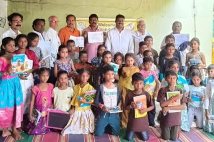 బాల వికాస్ ఫౌండేషన్‌లో విద్యార్థులకు పుస్తకాల పంపిణీ